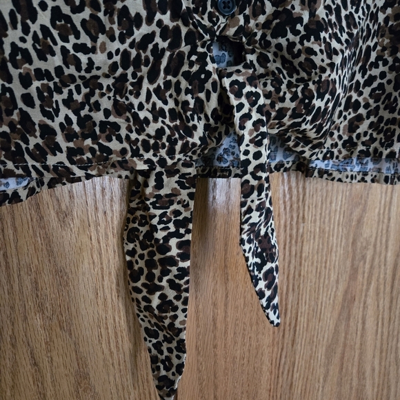 Beach Lunch Lounge Leopard Print Button Front Tie Front Blouse size SMALL - Picture 4 of 8